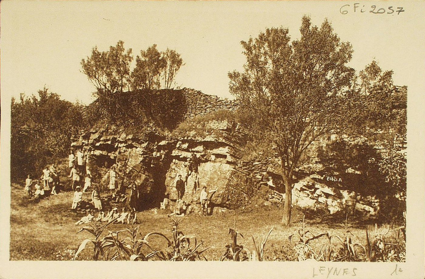 Leynes. D'après la tradition, des souterrains feraient communiquer le château avec la montagne de Pruzilly. Au cours des troubles du XVIe s. deux religieux de Tournus auraient été précipités par les huguenots dans le puits du château profond de 35 mètres.
