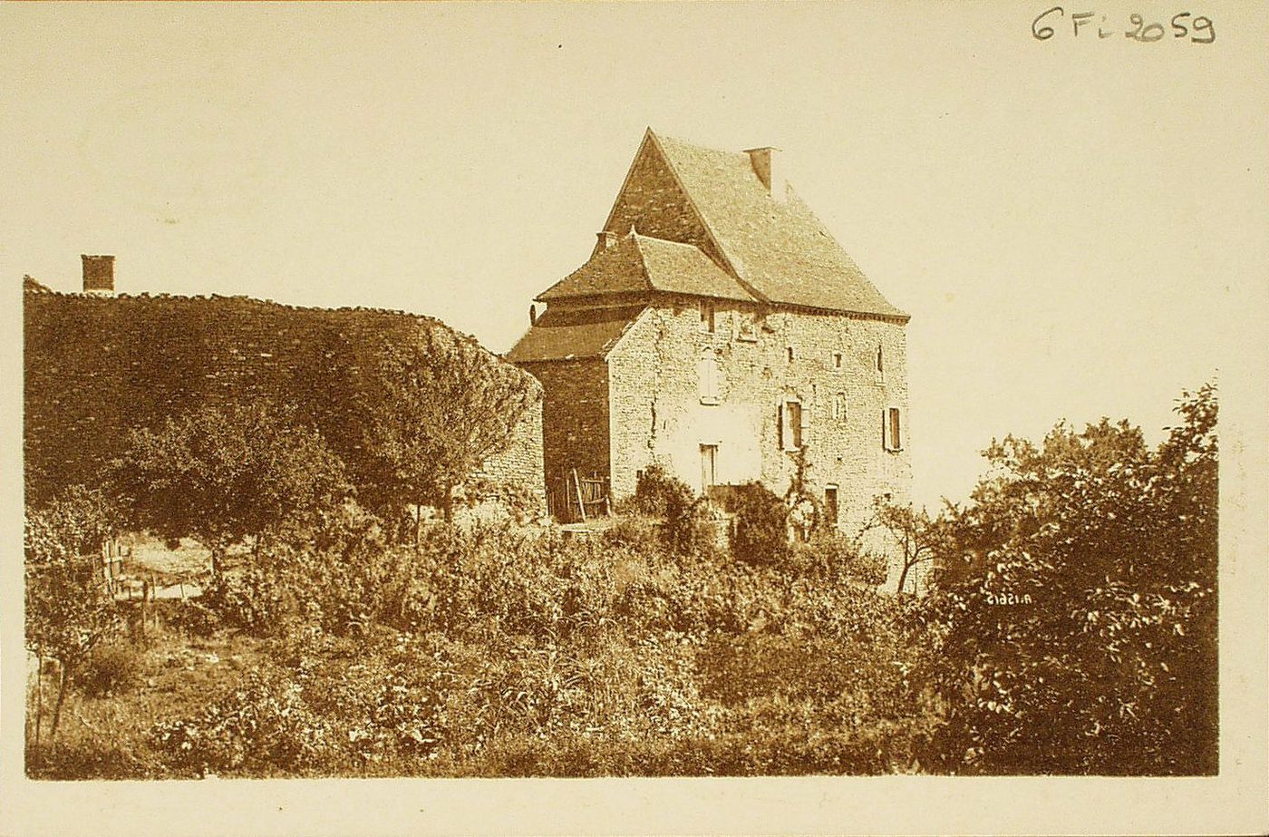 Leynes. En 1471, le mardi après le dimanche des Bordes. Les Français qui au nombre de vingt à trente mille avaient envahi le Mâconnais, se présentèrent devant le château de Leynes pour requérir "obéissance plaintière" ; mais après leur départ, le château fut incendié par la garnison de Mâcon et les milices communales de la région.