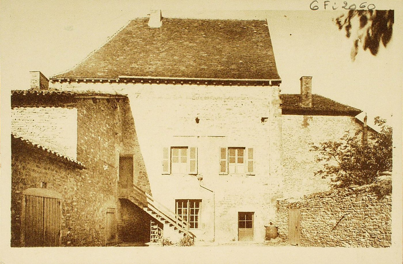Leynes. En 1593, le château où s'étaient réfugiés presque tous les habitants du village, fut pris par le seigneur de Nogent qui ne laissa que les murailles.