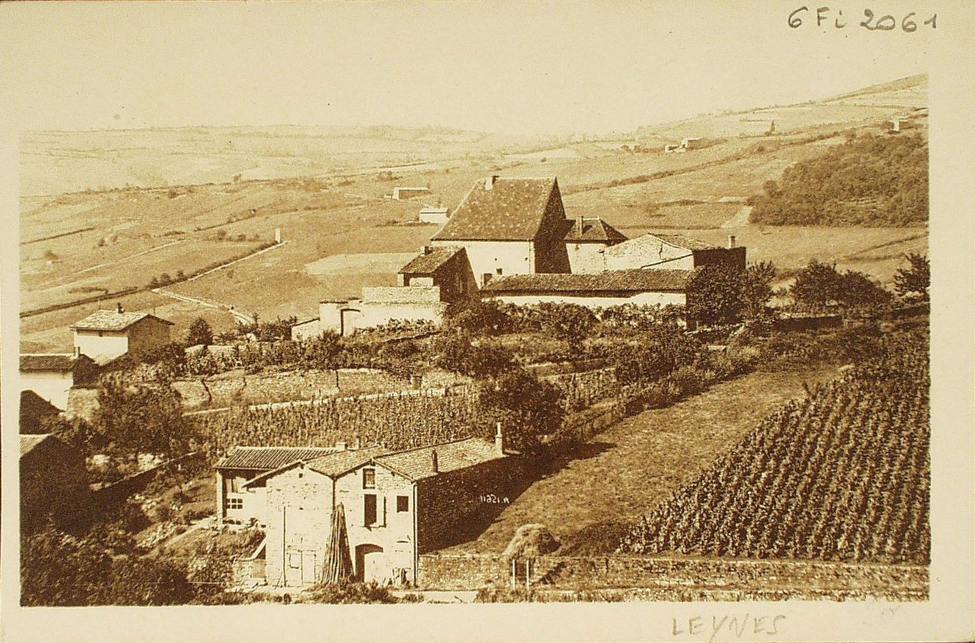 Leynes. Les bâtiments du prieuré de Leynes auraient été construits sous les auspices de saint Vital aux environs de l'an 1300.