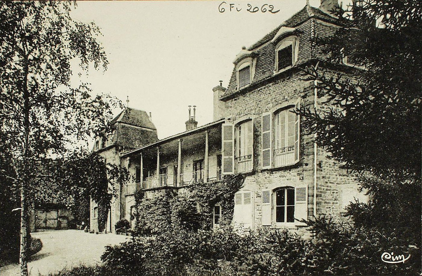 Château des Correaux à Leynes. Le domaine des Correaux aujourd'hui au docteur Bernard appartenait en 1789 à la famille Moisson de Monceau, c'est leur écusson que l'on voit au centre de la balustrade en fer forgé qui clot la galerie du 1er étage. "D'azur, à 3 faces d'or".