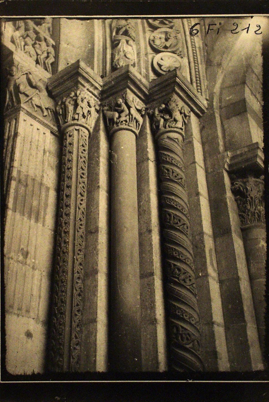 Cathédrale Saint-Lazare d'Autun. Détail du porche.