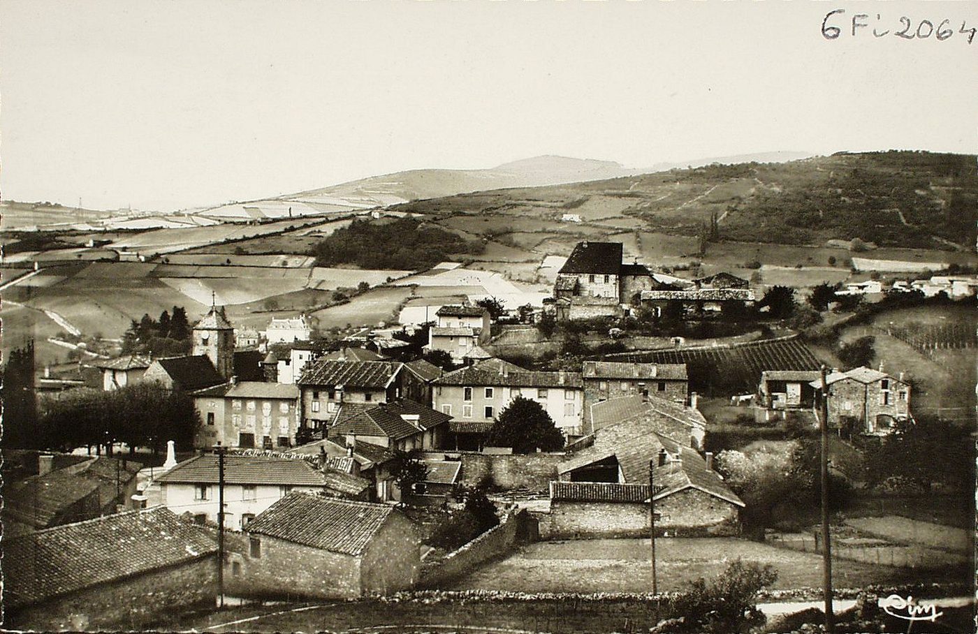 Leynes. Vue générale. Leynes essentiellement viticole, situé sur la route des vins du Mâconnais, produit sur calcaire des vins blancs secs de grande classe (Bourgogne), et au sud, sol schisteux, des vins rouges d'une finesse remarquable (Creuse-Noire Beaujolais)