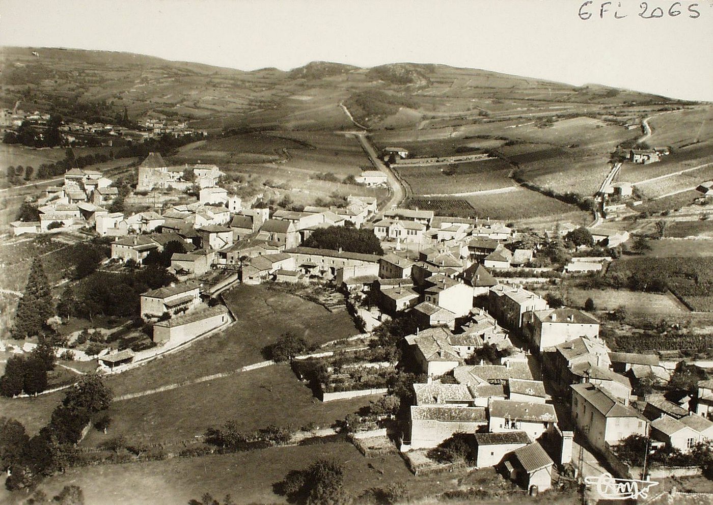 Leynes. Vue générale aérienne. 701 habitants, 12 km de Mâcon et à 5 km de la gare de Crêches. Situé dans un vallon rangé en amphithéâtre au pied des monts du Bois du Fay et de Balmont. Arrosé par l'Arlois. Vin rouge très estimé. Vieux châteaux : de Lavernette (XVIIe s.), des Correaux (XVIIIe s.)