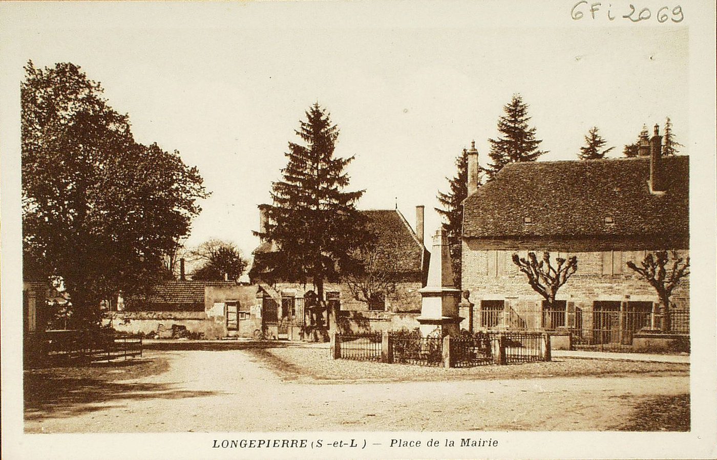 Longepierre. Place de la mairie.