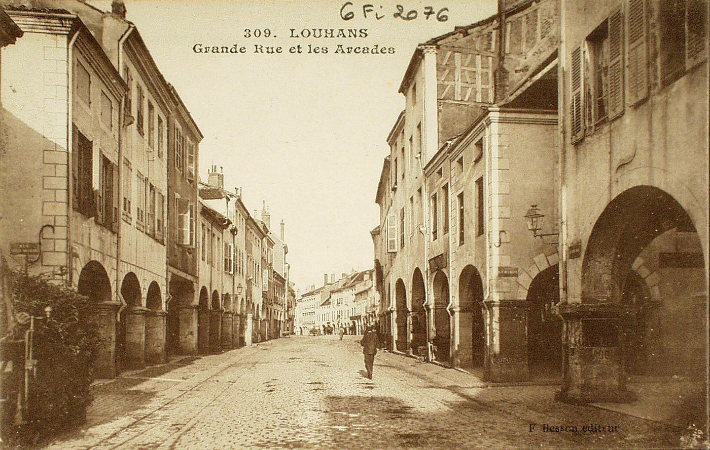 Louhans. Grande rue et les arcades.