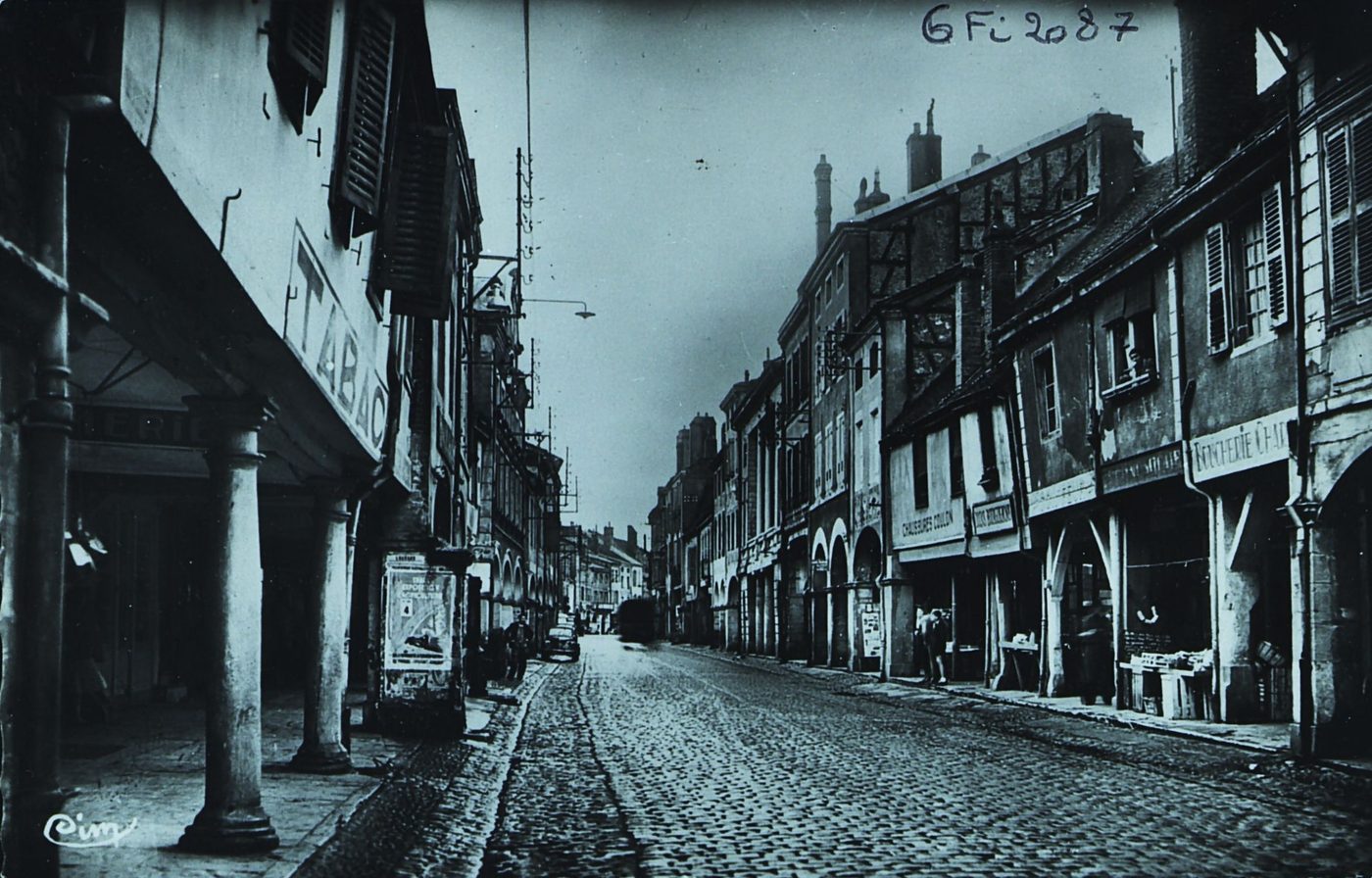 Louhans. Grande Rue. Les arcades.