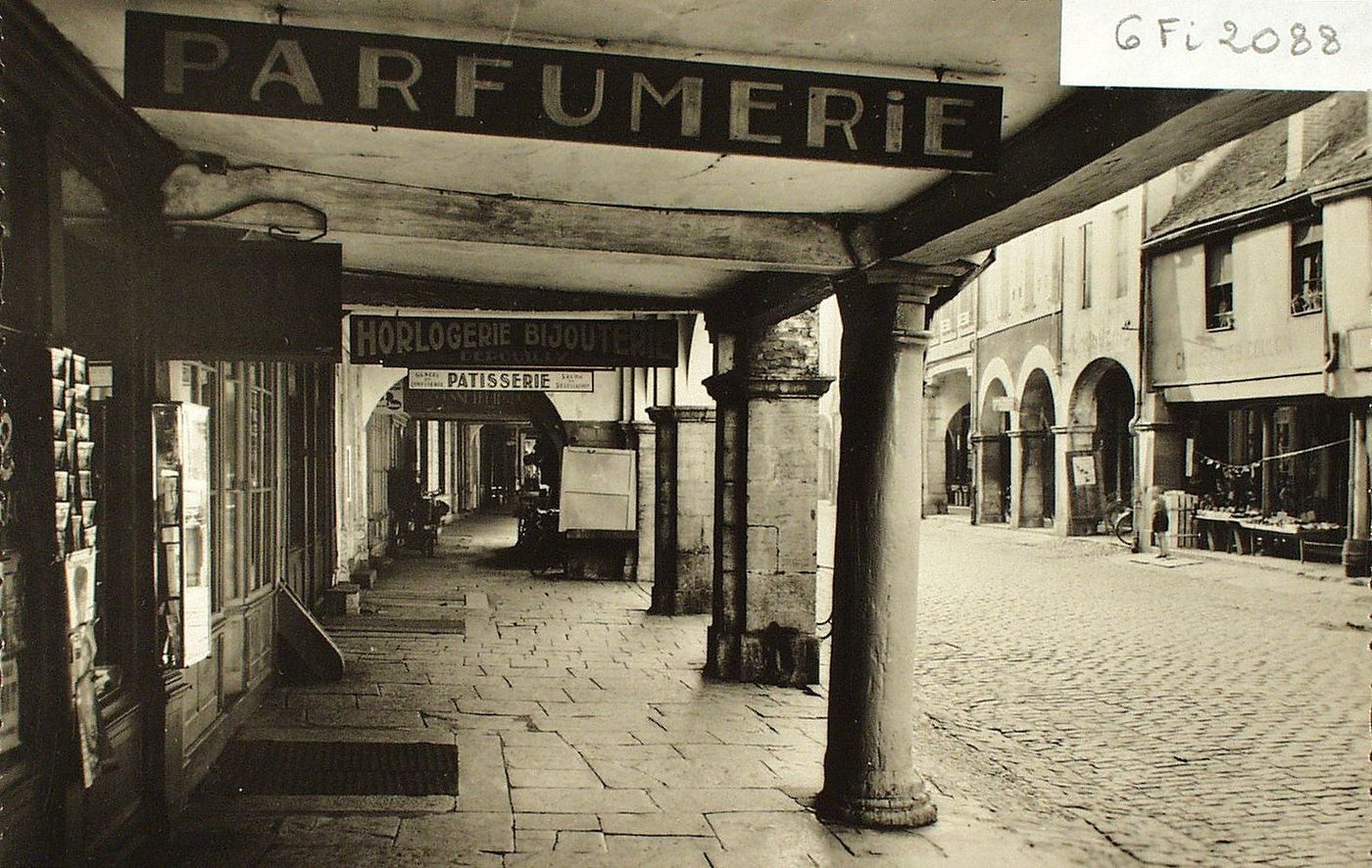 Louhans. Grande-rue. Les Arcades.