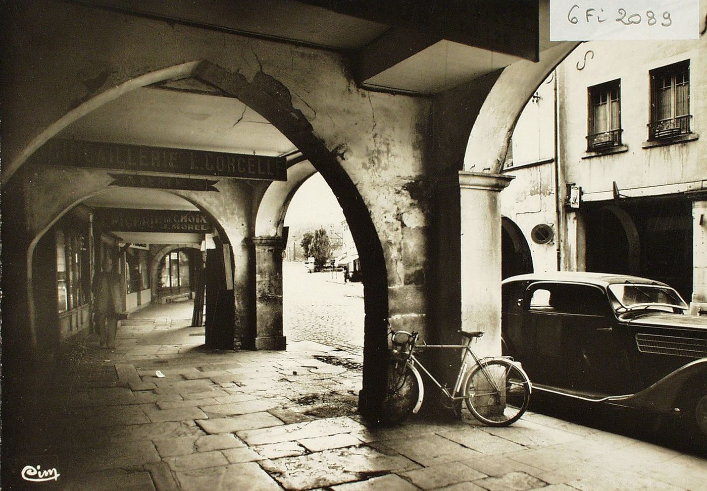 Louhans. Les arcades.