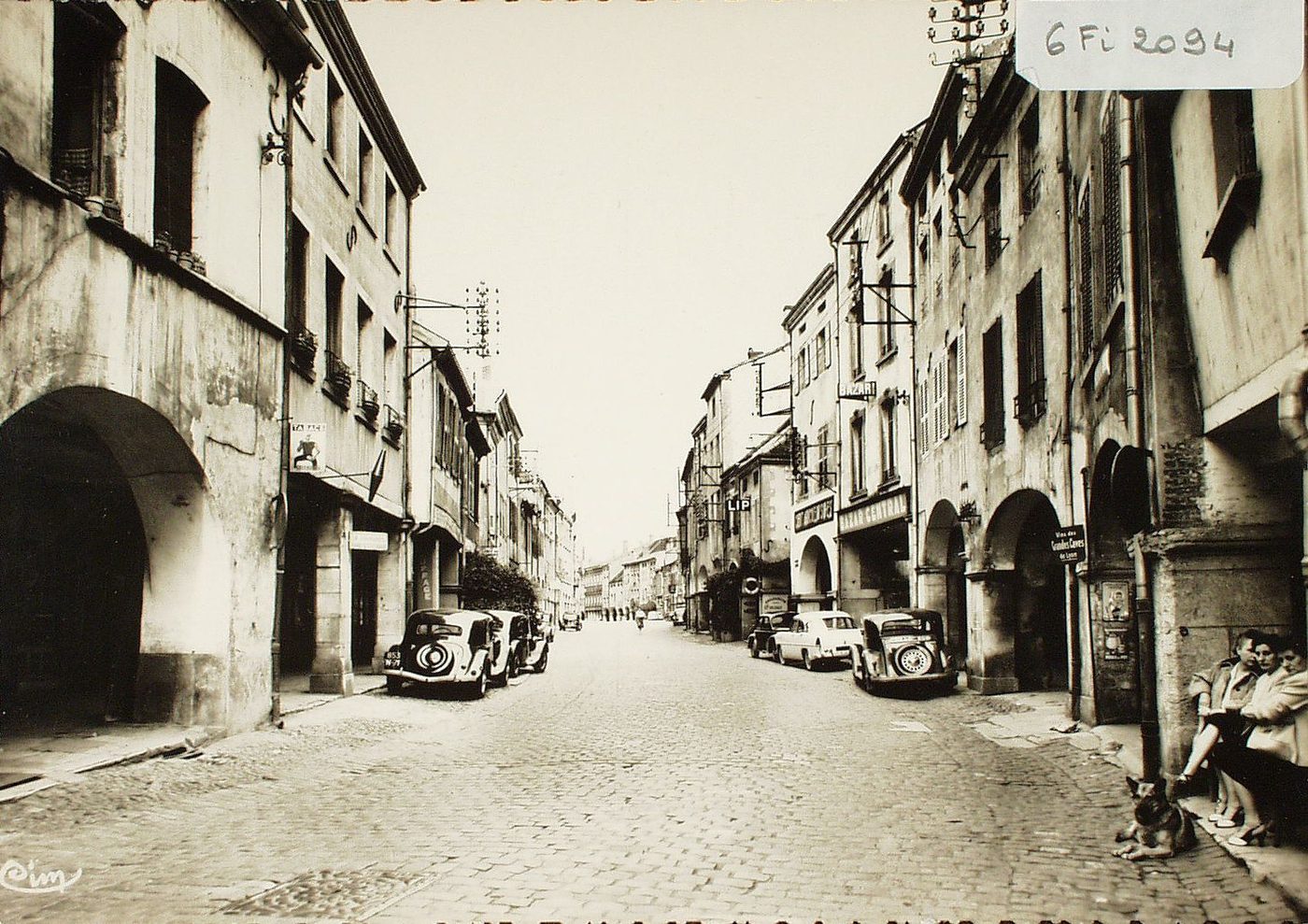 Louhans. Grande rue et les arcades.