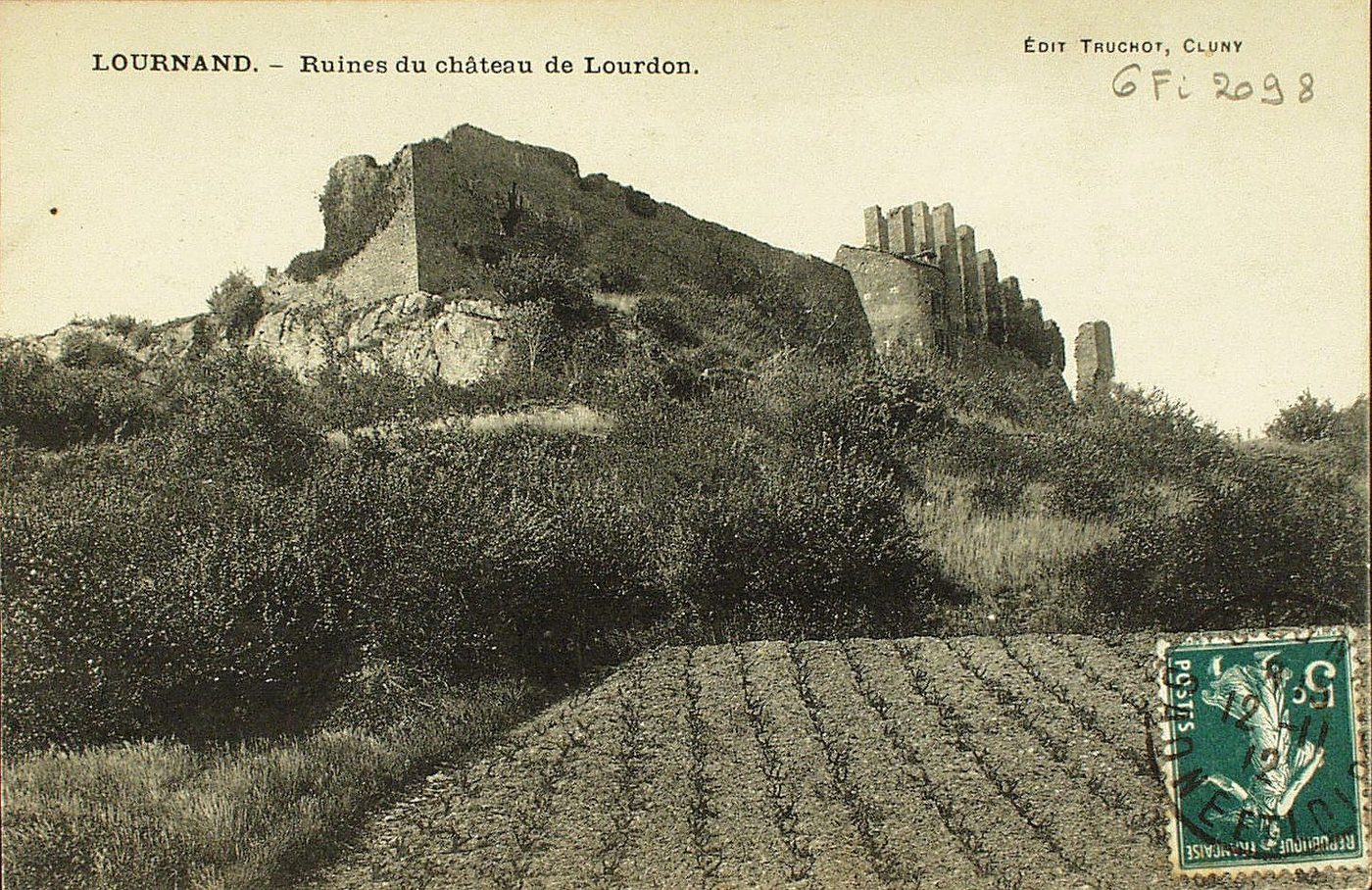 Lournand. Ruines du château de Lourdon.
