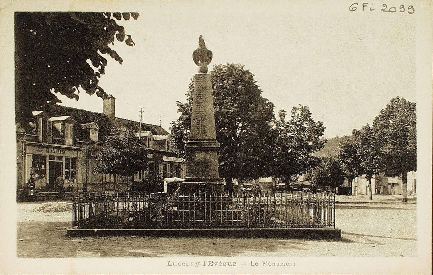 Lucenay-l'Evêque. Le monument.