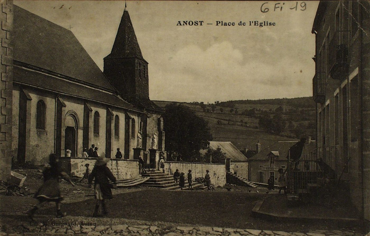 Anost. Place de l'église