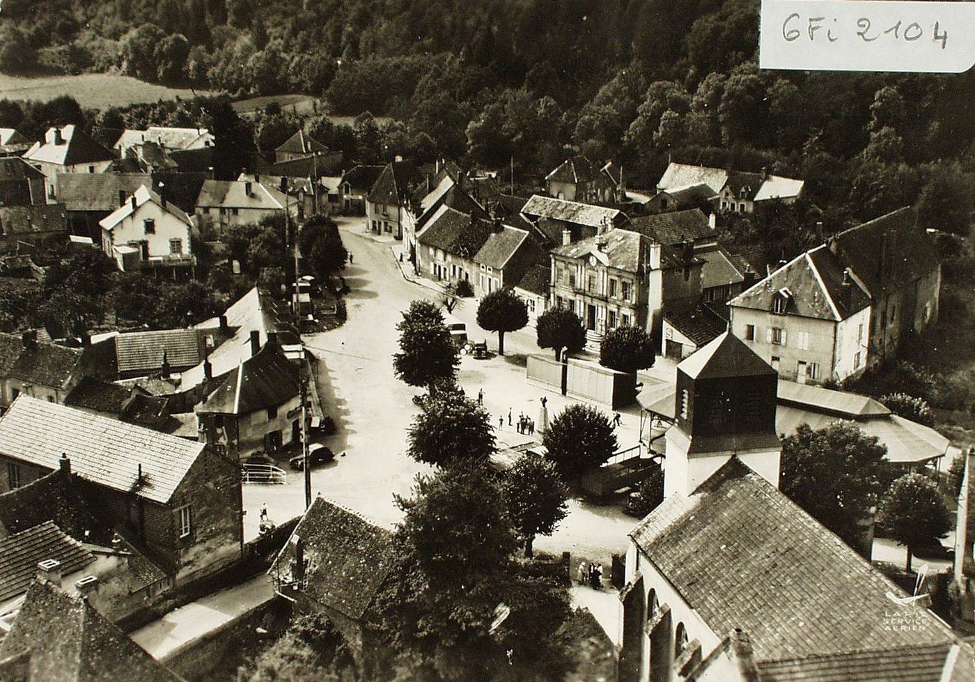 En avion au dessus de ... Lucenay-l'Evêque. La grande place, la mairie, les écoles.