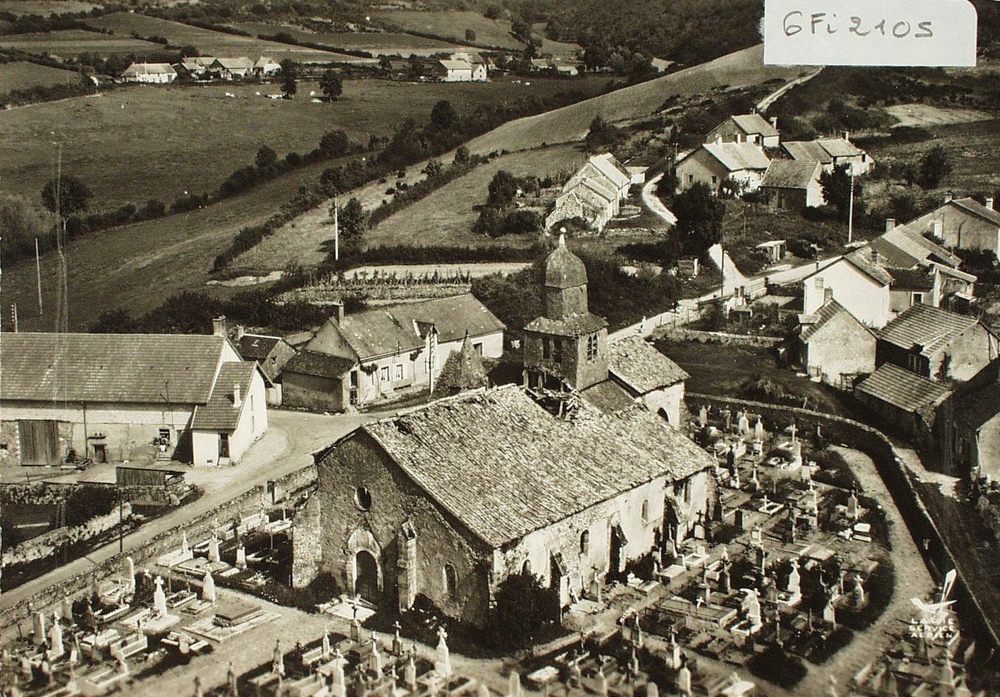En avion au dessus de ... Lucenay-l'Evêque. Le vieux Lucenay, la vieille église.
