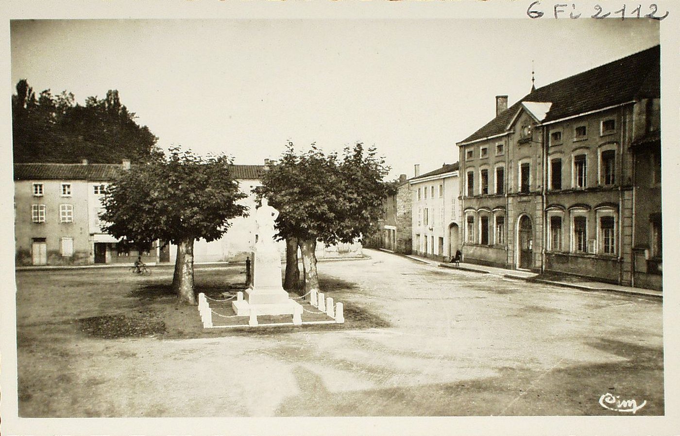Lugny-en-Mâconnais. Place de l'hôtel de ville.