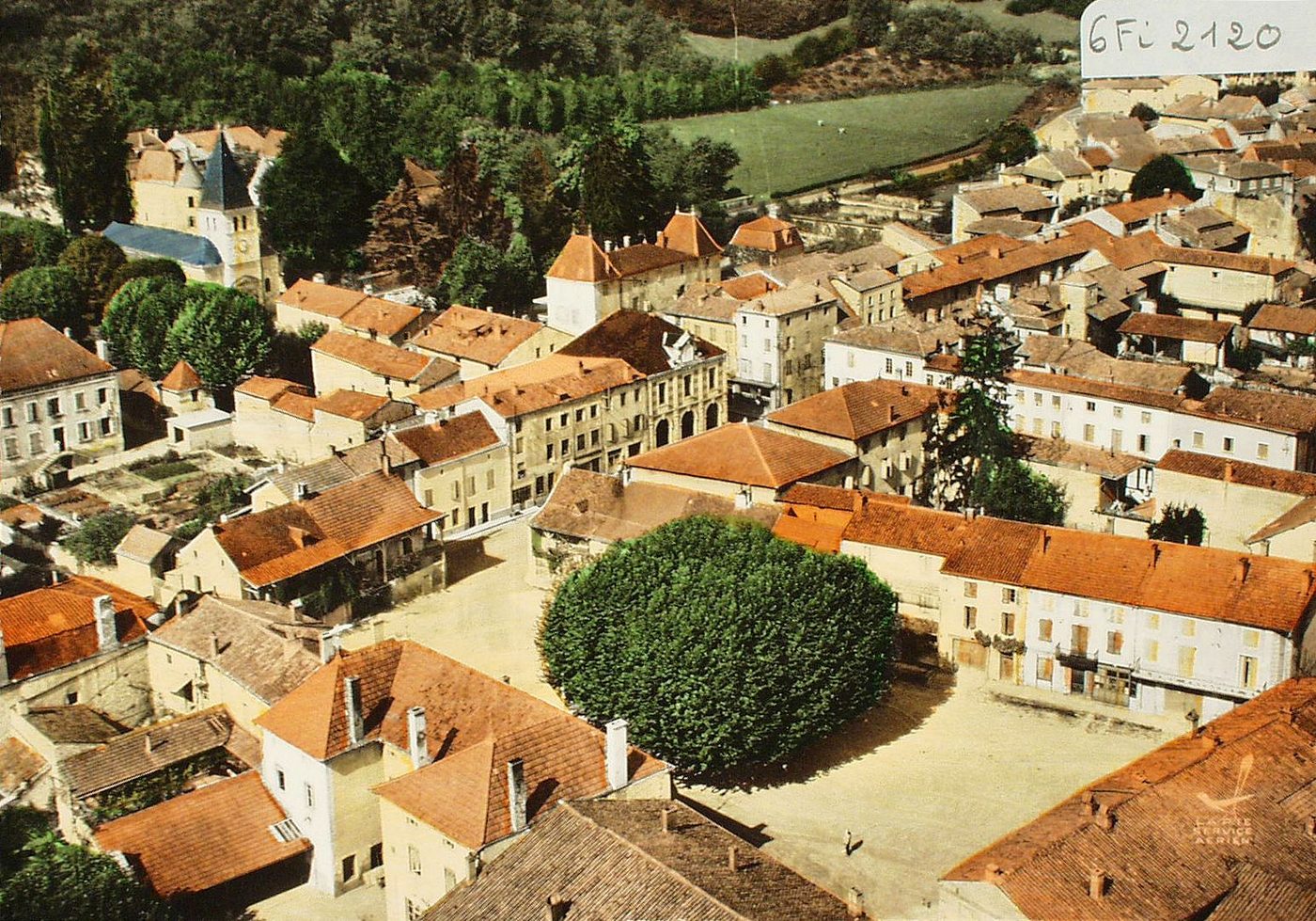 En avion au dessus de ... Lugny-les-Mâcon. La grande place. L'église et le château.