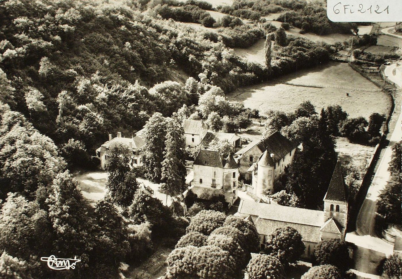 Lugny. Vue aérienne. Le château et l'église.