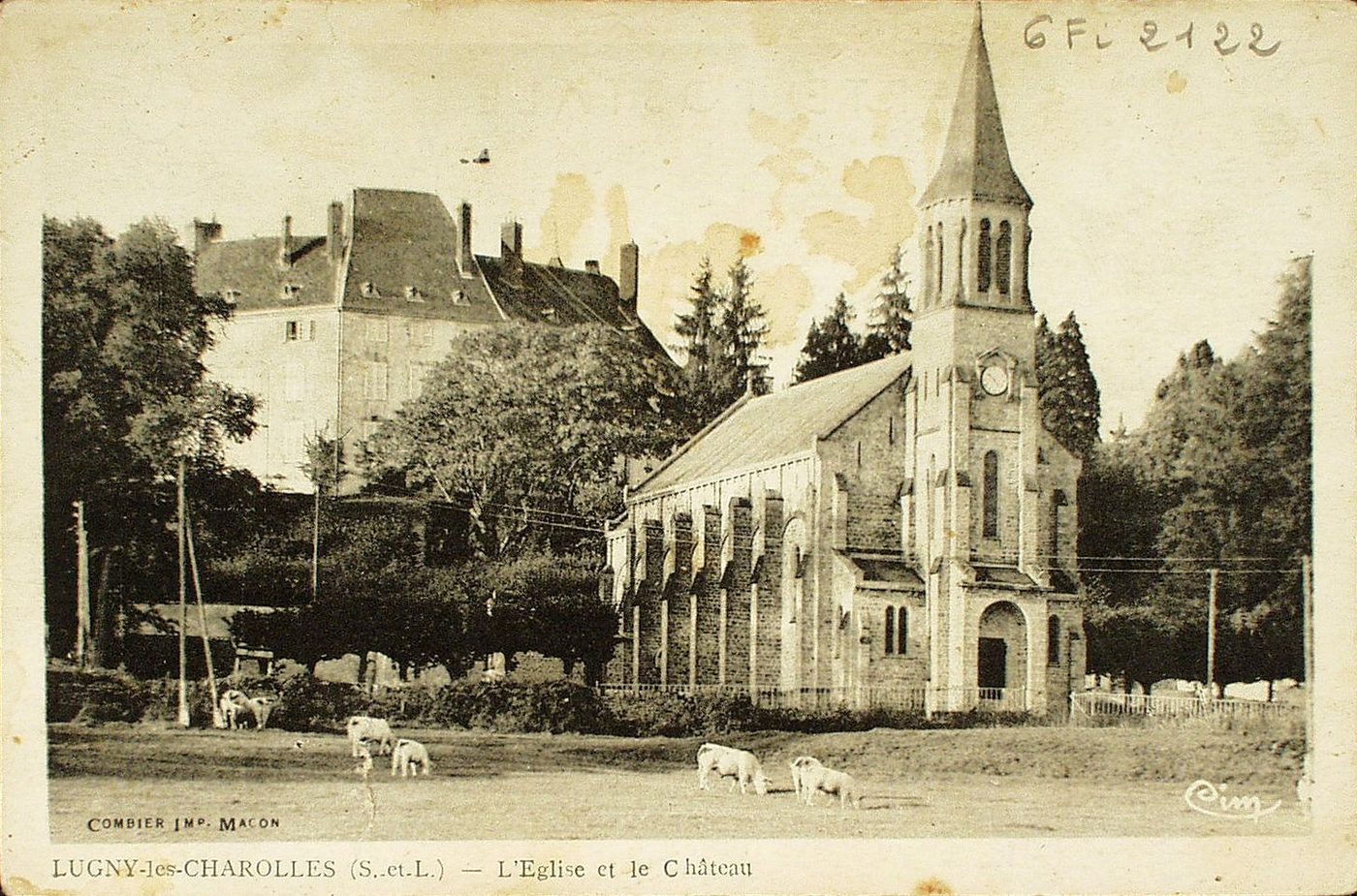 Lugny-lès-Charolles. L'église et le château.