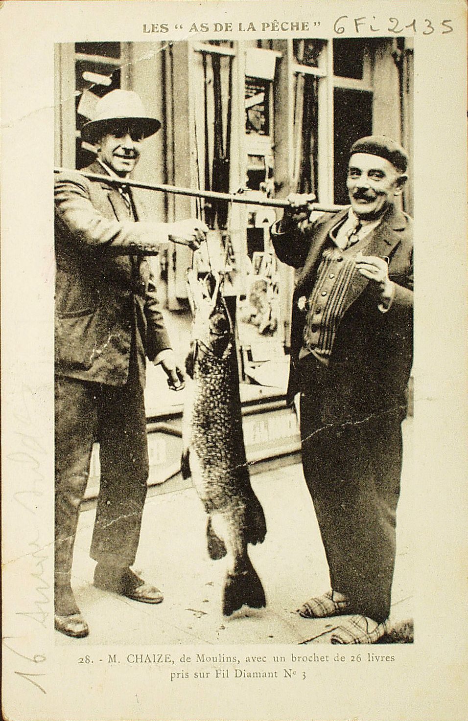 Les "as de la pêche". M. Chaize, de Moulins, avec un brochet de 26 livres pris sur Fil Diamant n° 3.
