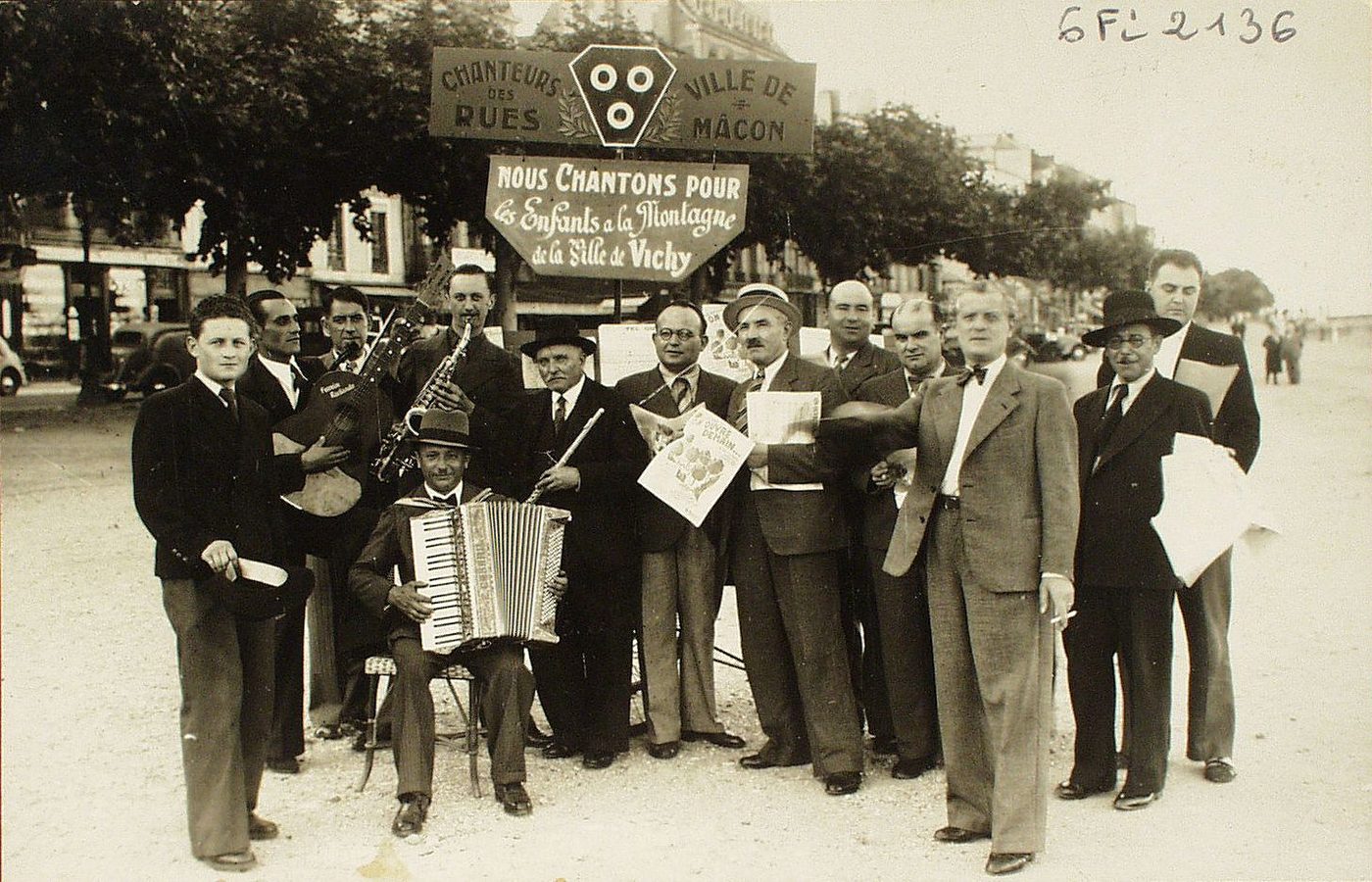 Chanteurs des rues. Ville de Mâcon. Nous chantons pour les enfants de la montagne de la ville de Vichy.