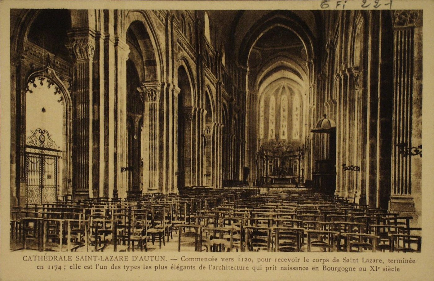 Cathédrale Saint-Lazare d'Autun. Commencée vers 1120, pour recevoir le corps de Saint-Lazare, terminée en 1174 ; elle est l'un des types les plus élégants de l'architecture qui prit naissance en Bourgogne au XIe s. Vue intérieure de la cathédrale Saint-Lazare. La grande nef.
