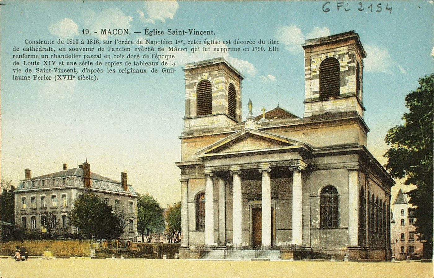 Mâcon. Eglise Saint-Vincent. Construite de 1810 à 1816, sur l'ordre de Napoléon 1er, cette église qui fut supprimé en 1790. Elle renferme un chandelier pascal en bois doré de l'époque de Louis XIV et une série de copies de tableaux de la vie de Saint-Vincent, d'après les originaux de Guillaume Perier (XVIIe s.).