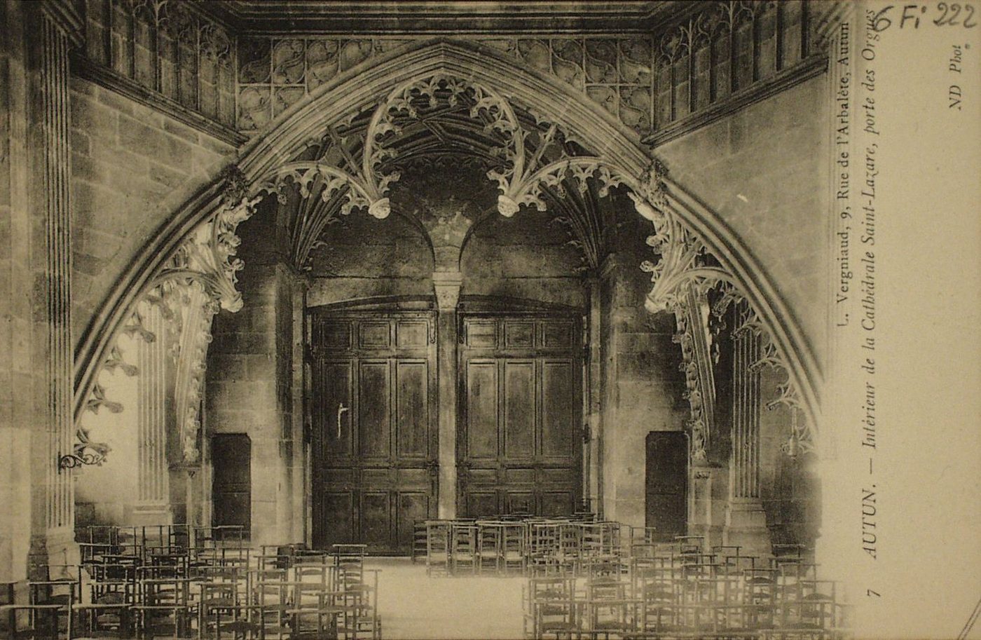 Autun. Intérieur de la cathédrale Saint-Lazare, porte des Orgues.