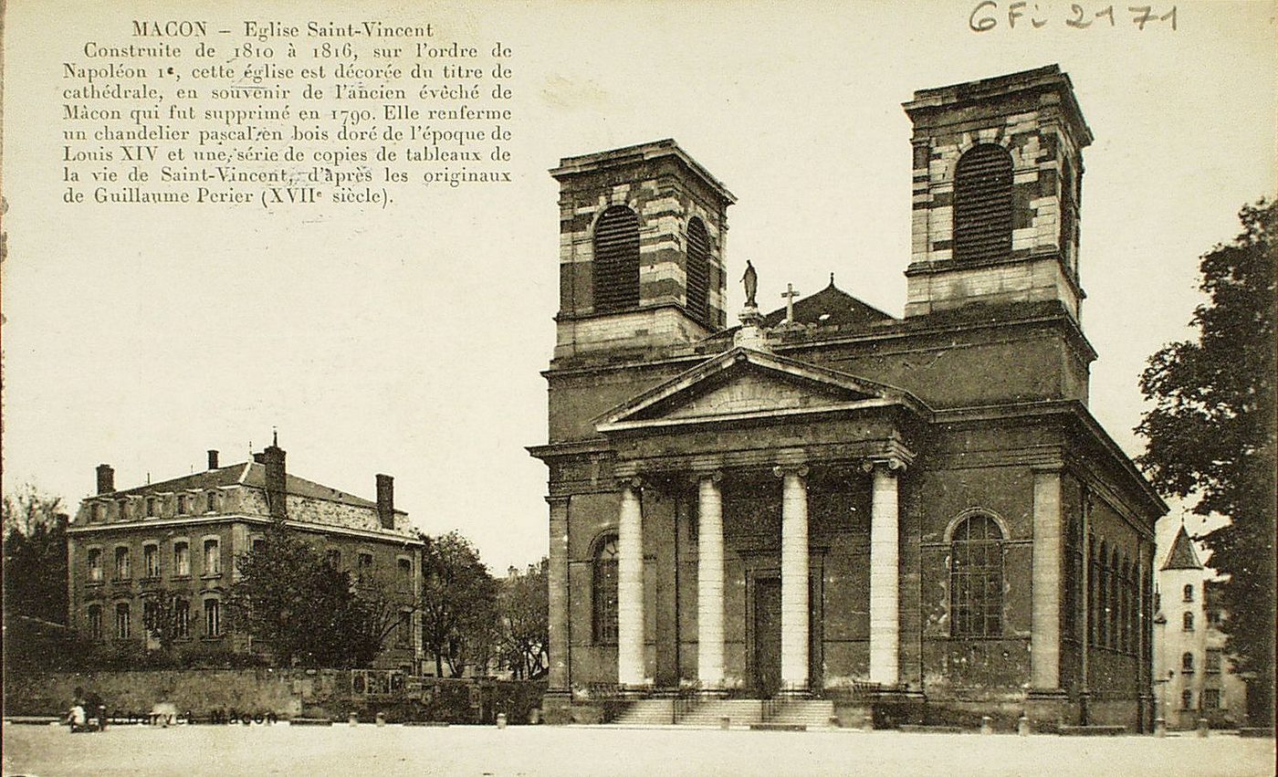 Mâcon. Eglise Saint -Vincent. Construite de 1810 à 1816, sur l'ordre de Napoléon 1er, cette église est décorée du titre de cathédrale, en souvenir de l'ancien évêché de Mâcon qu fut supprimé en 1790. Elle renferme un chandelier pascal en bois doré de l'époque de Louis XIV et une série de copies de tableaux de la vie de Saint-Vincent, d'après les originaux de Guillaume Perier (XVIIe s.).