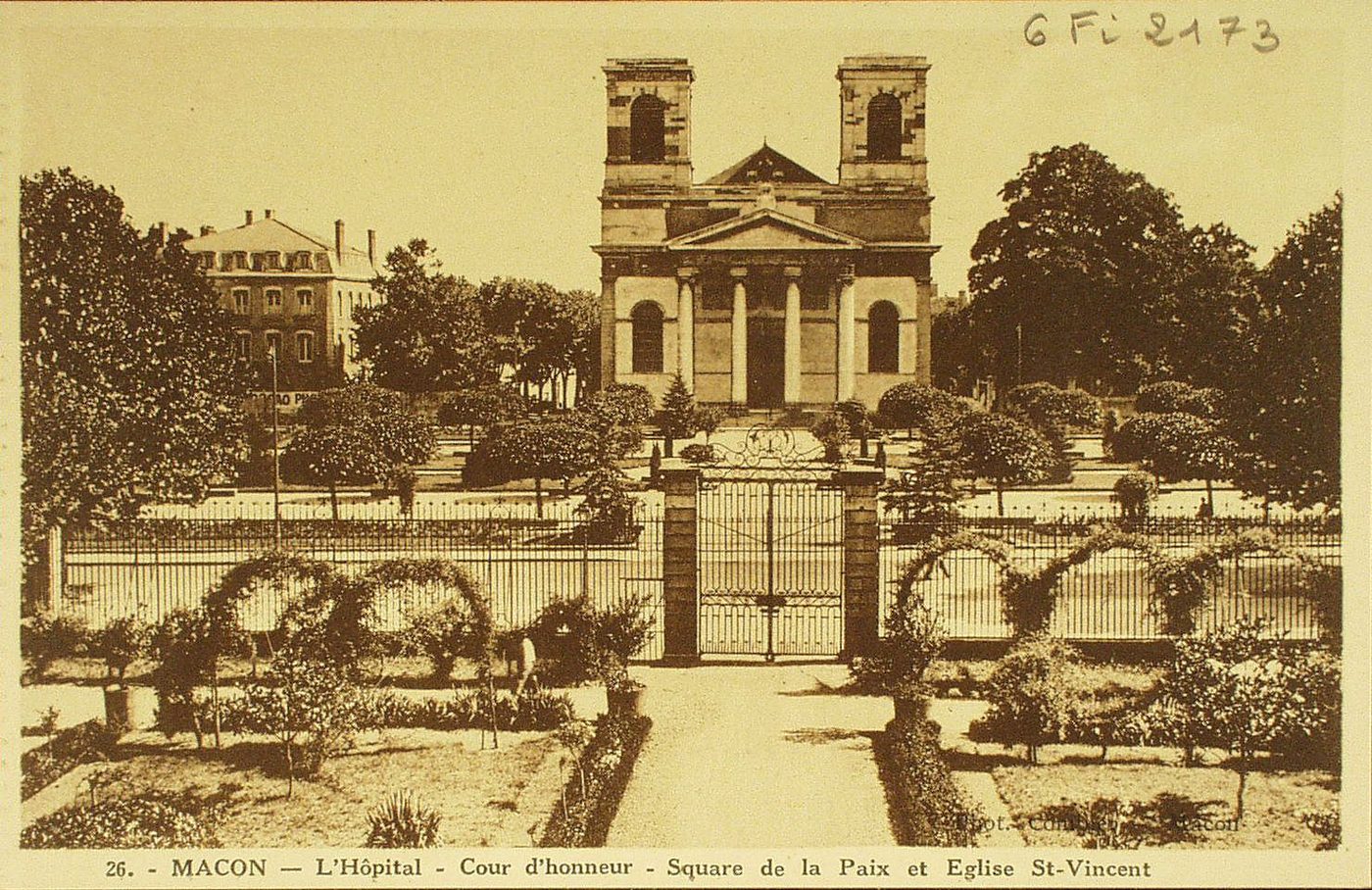 Mâcon. L'hôpital. Cour d'honneur. Square de la Paix et église Saint-Vincent.