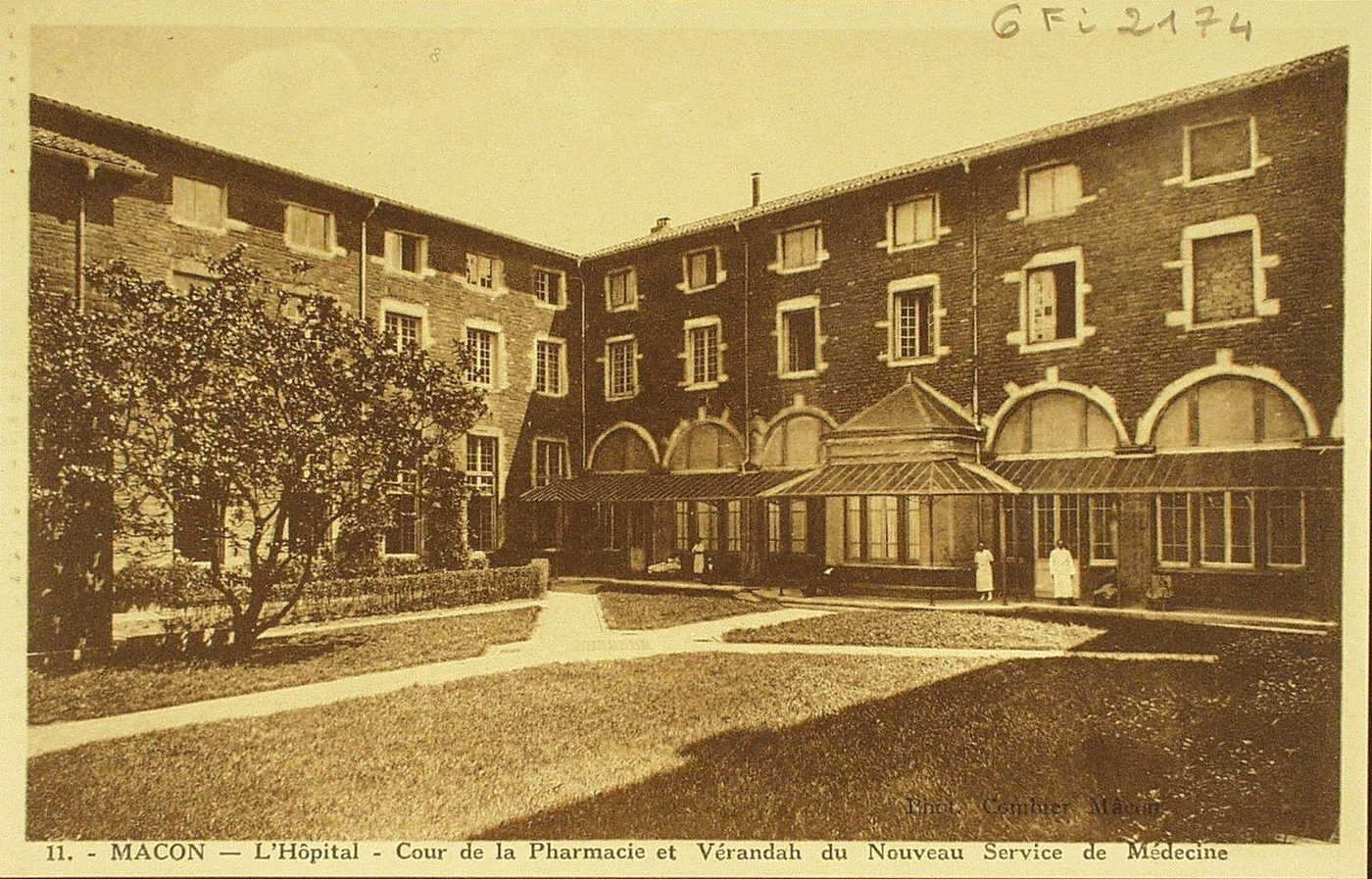 Mâcon. L'hôpital. Cour de la pharmacie et véranda du nouveau service de médecine.