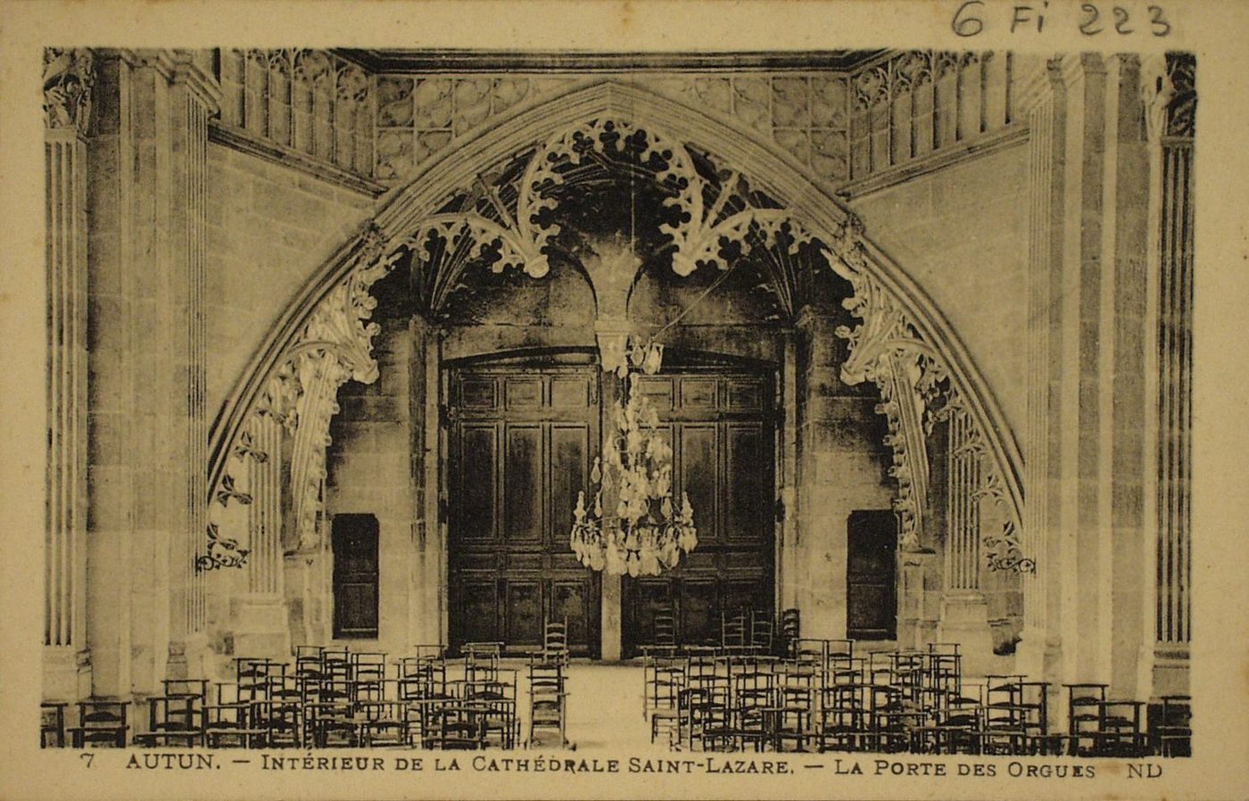Autun. Intérieur de la cathédrale Saint-Lazare, porte des Orgues.