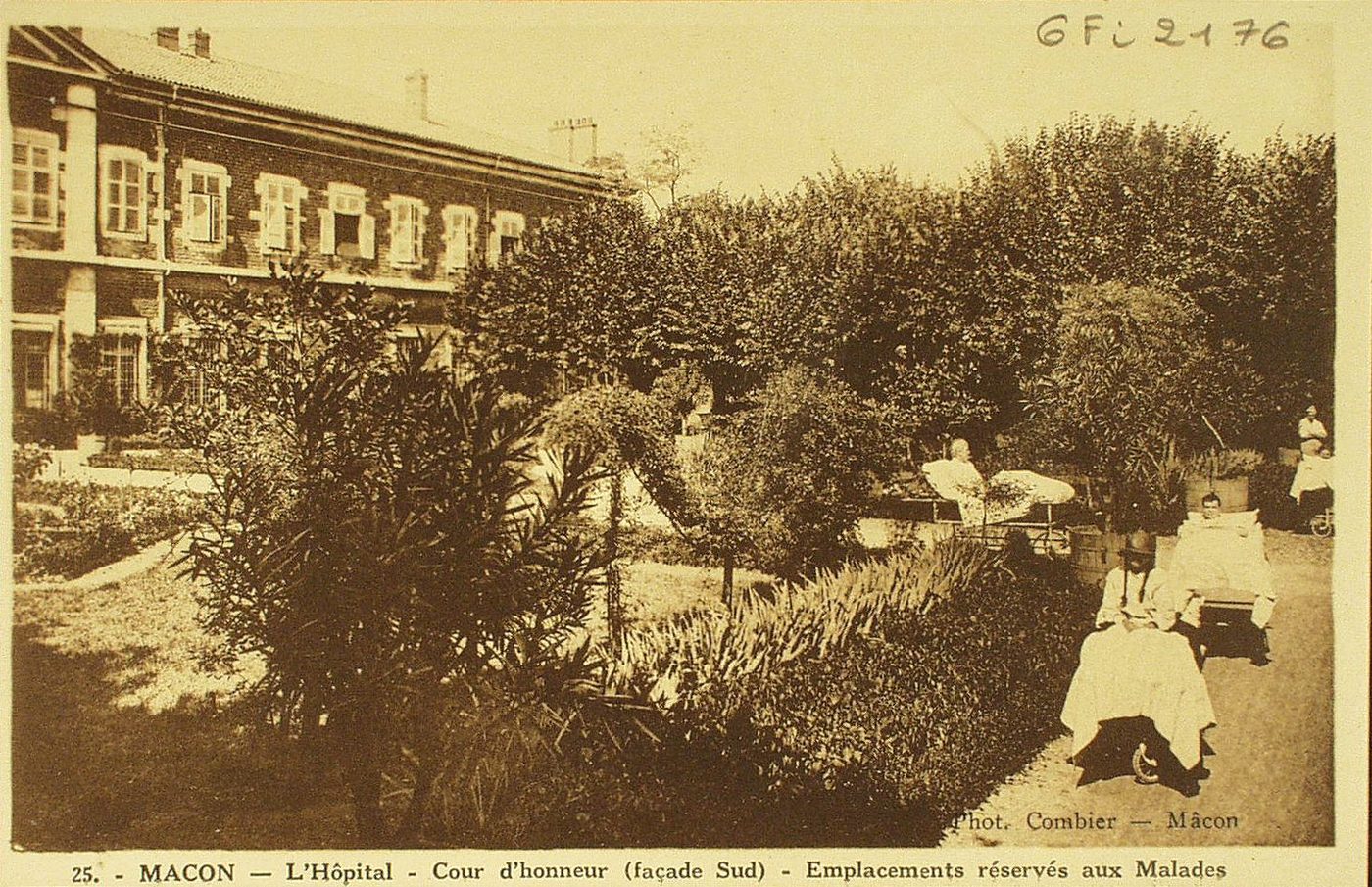 Mâcon. L'hôpital. Cour d'honneur (façade Sud). Emplacements réservés aux malades.