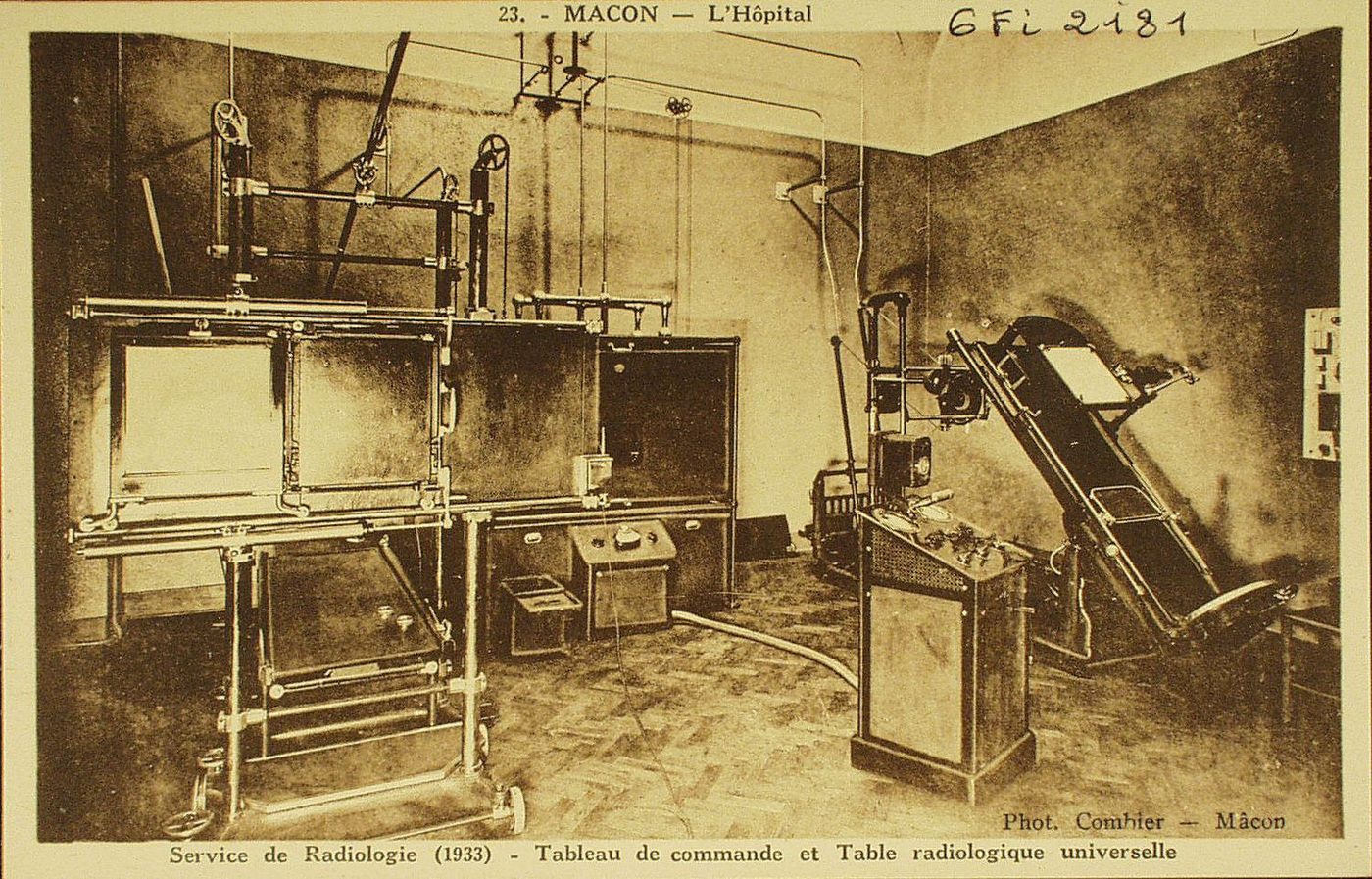 Mâcon. L'hôpital. Service de radiologie (1933). Tableau de commande et table radiologique universelle.