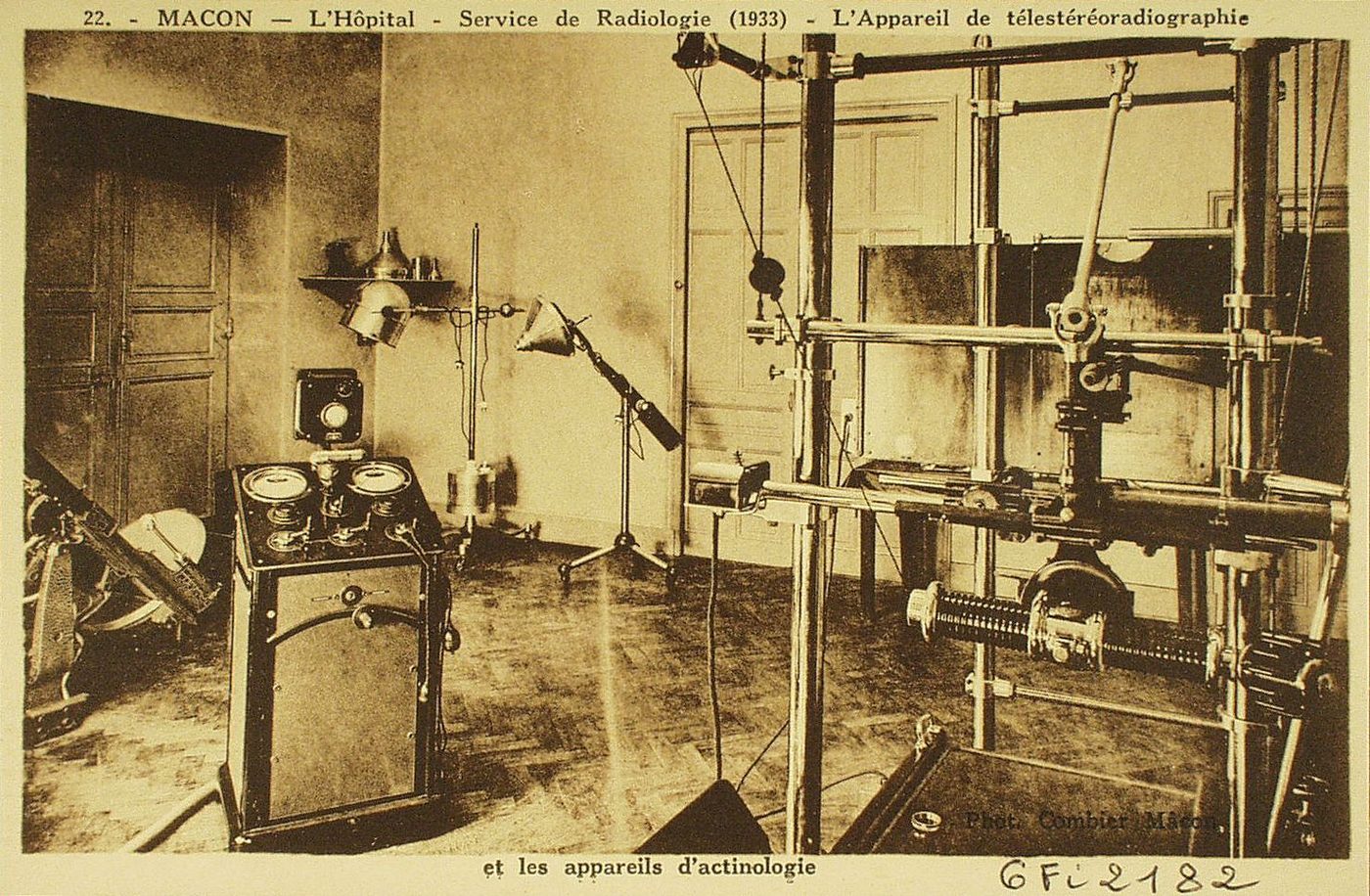 Mâcon. L'hôpital. Service de radiologie (1933). L'appareil de télestéréoradiographie et les appareils d'actinologie.