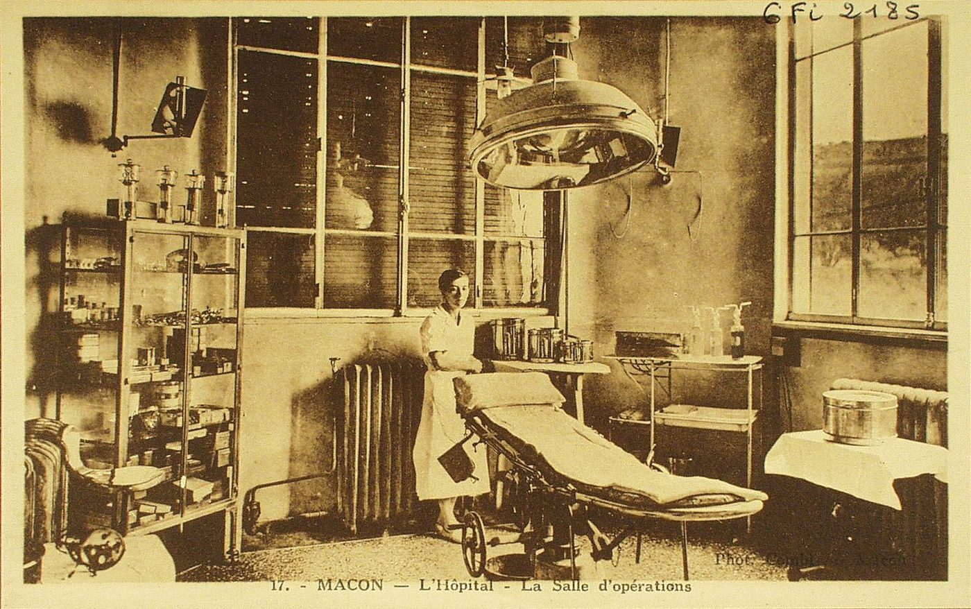 Mâcon. L'hôpital. La salle d'opérations.