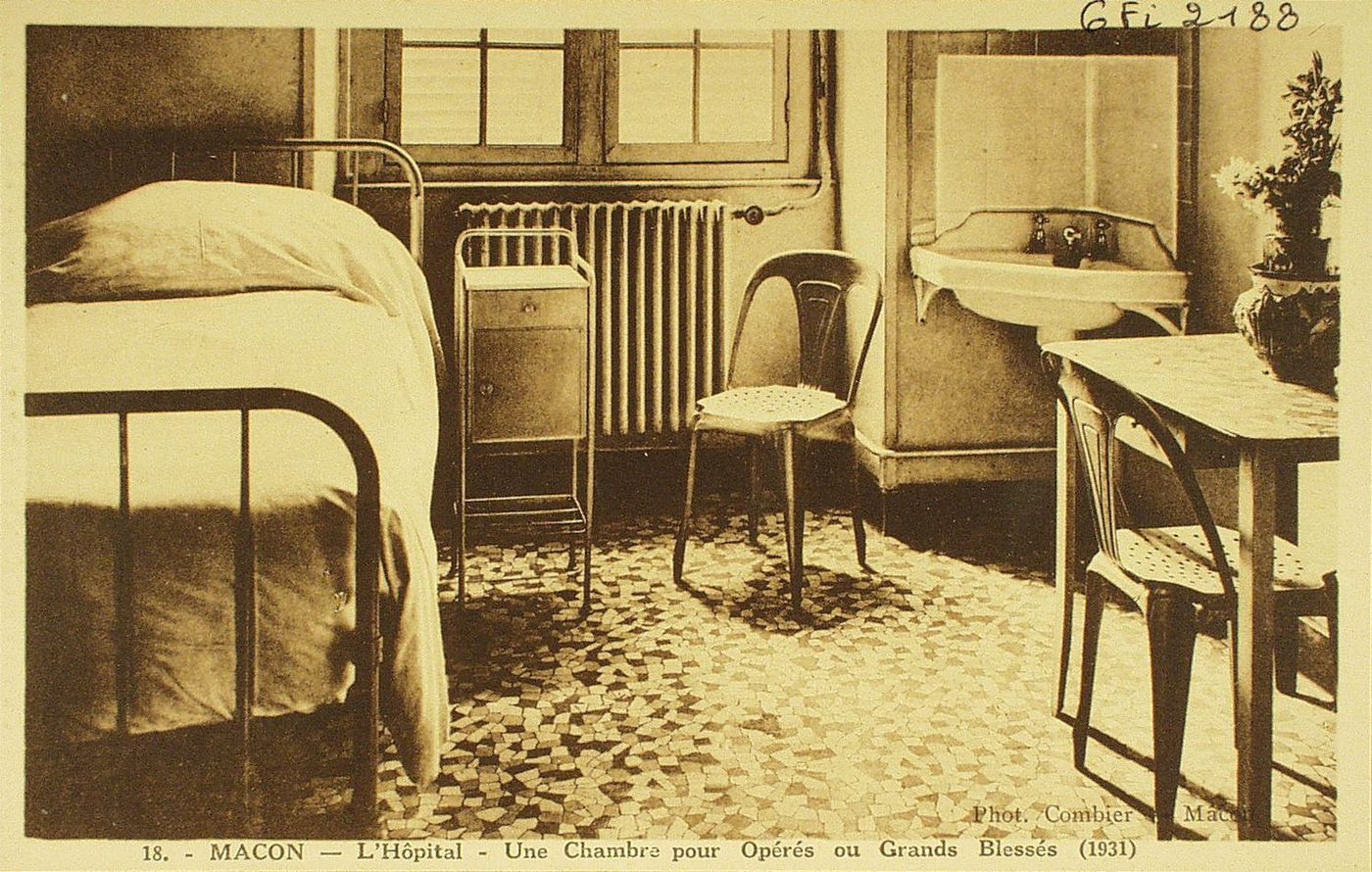Mâcon. L'hôpital. Une chambre pour opérés ou grands blessés (1931).