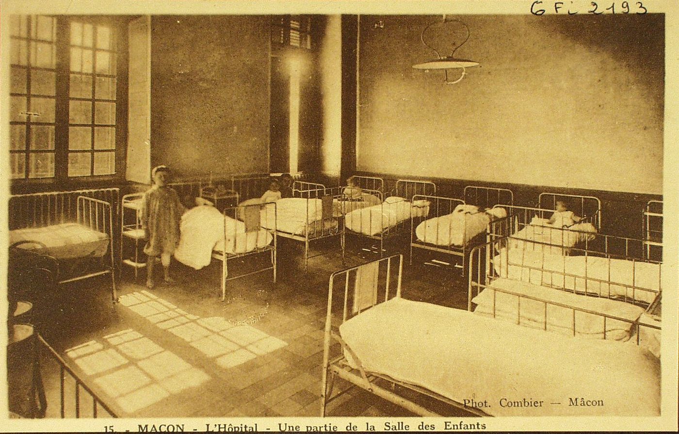 Mâcon. L'hôpital. Une partie de la salle des enfants.