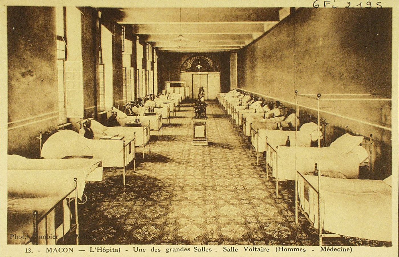 Mâcon. L'hôpital. Une des grandes salles : salle Voltaire (hommes-médecine).
