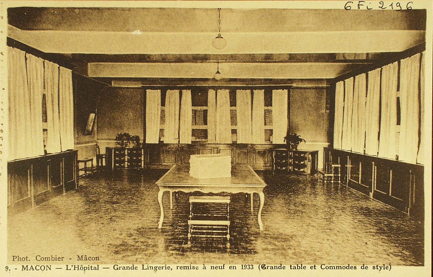 Mâcon. L'hôpital. Grande lingerie, remise à neuf en 1933 (grande table et commodes de style).