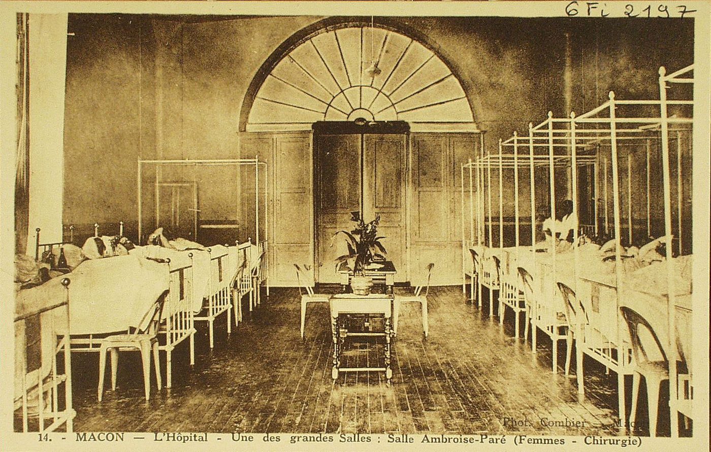 Mâcon. L'hôpital. Une des grandes salles : salle Ambroise Paré (femmes-chirurgie)