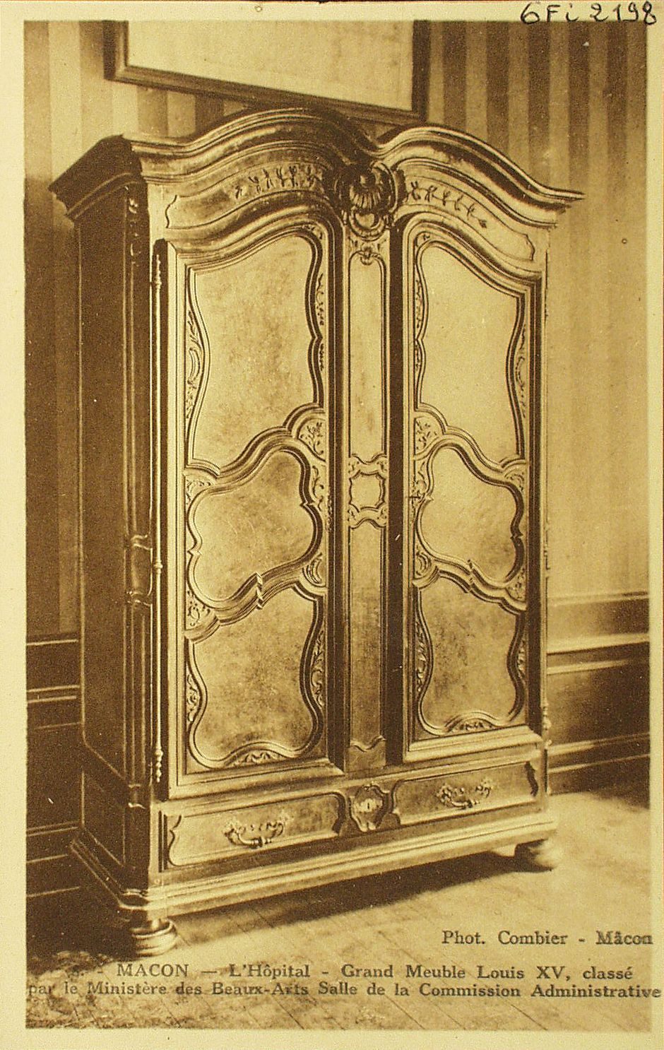 Mâcon. L'hôpital. Grand meuble Louis XV, classé par le ministère des beaux-arts salle de la commission administrative.