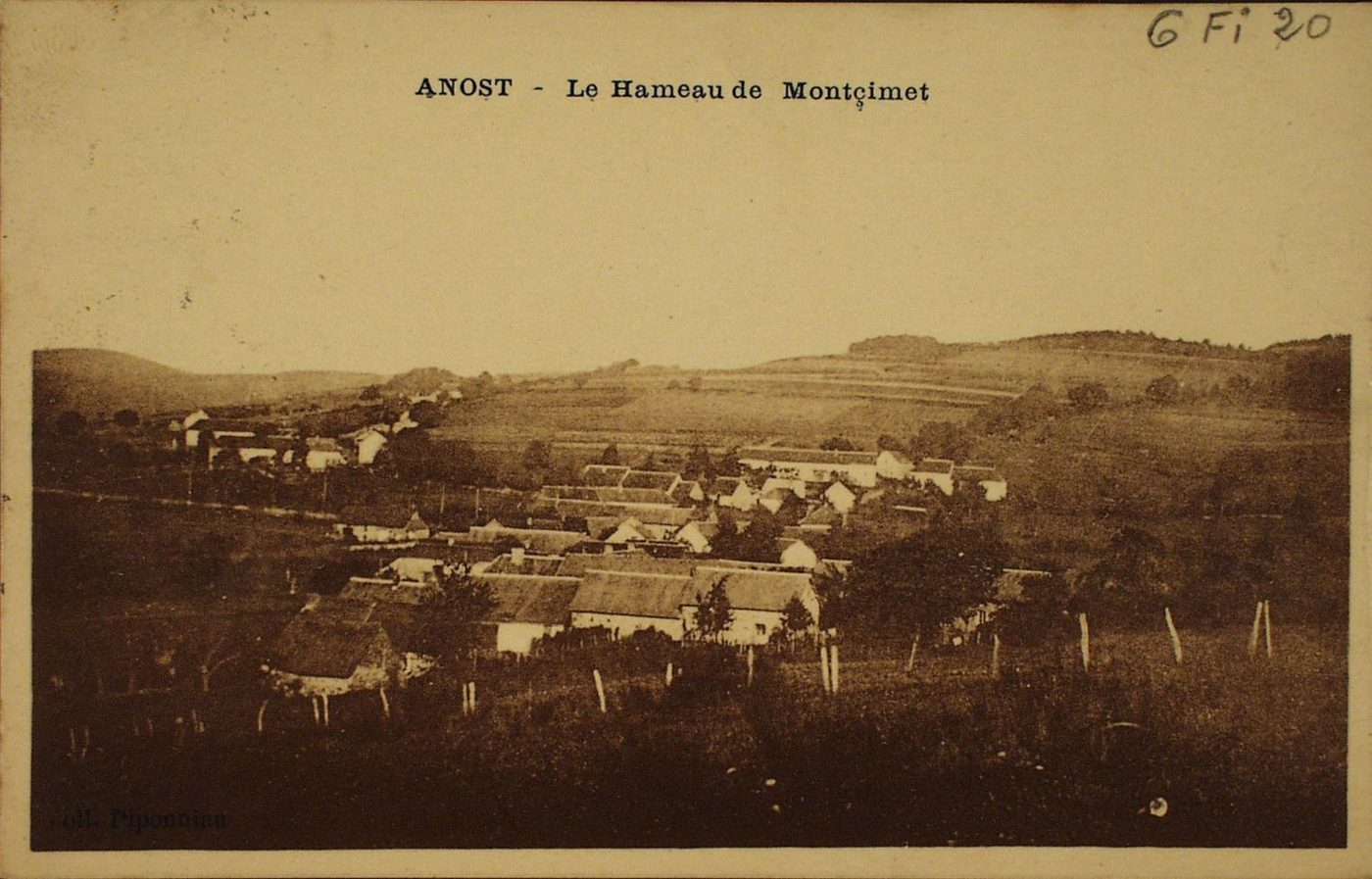 Anost. Le hameau de Montcinet