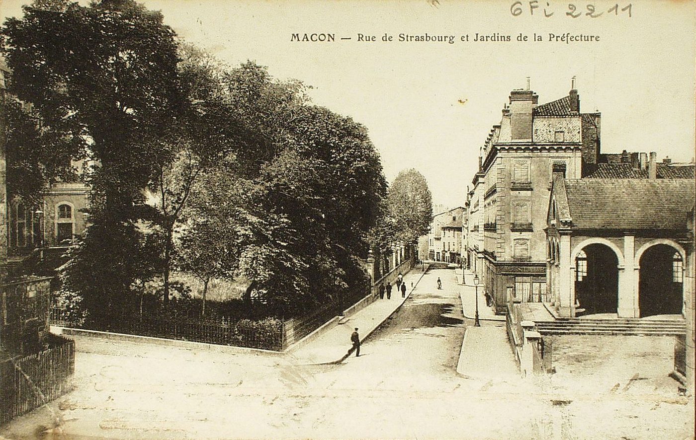 Mâcon. Rue de Strasbourg et jardins de la préfecture.