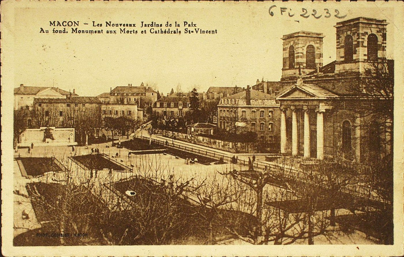 Mâcon. Les nouveaux Jardins de la Paix. Au fond monument aux morts et cathédrale Saint-Vincent.