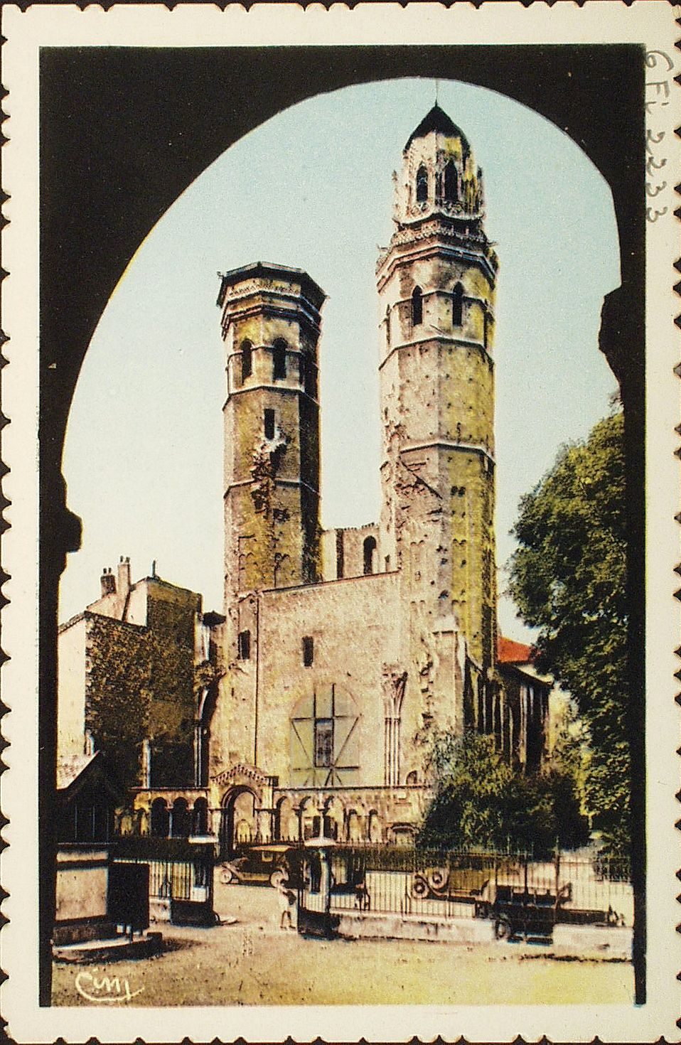Mâcon. Le vieux Saint-Vincent, les restes, le porche et les deux tours (XIIe et XIVe s.). Classé comme monument historique. Sert actuellement de Musée Lapidaire.