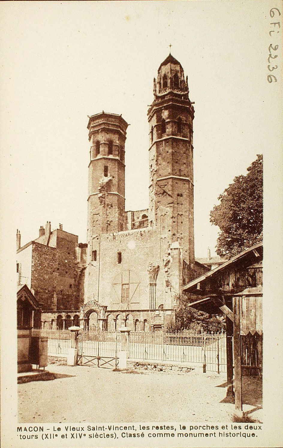 Mâcon. Le vieux Saint Vincent, les restes, le porche et les deux tours (XIIe et XIVe s.). Classé comme monument historique.