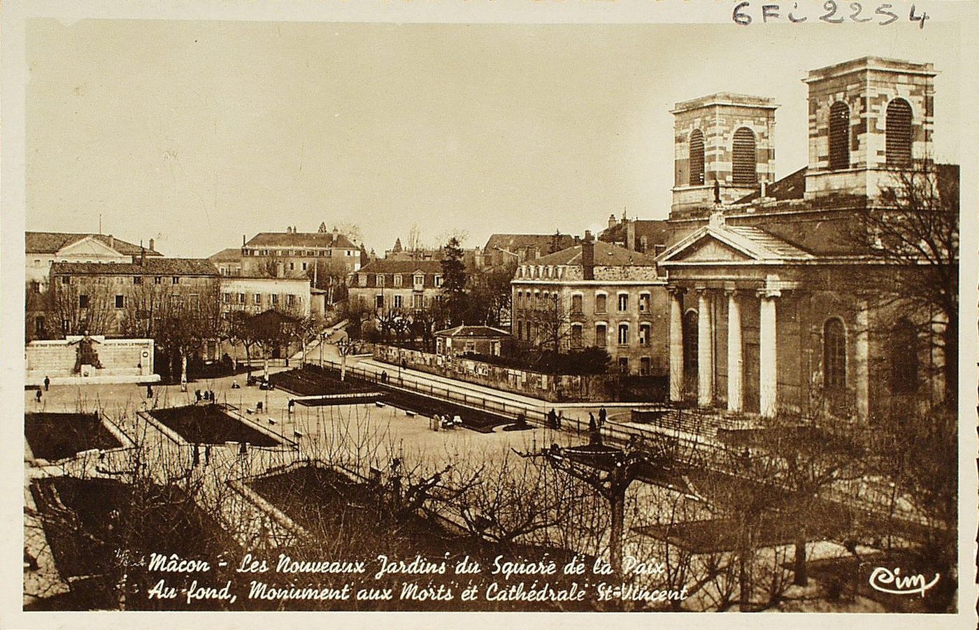 Mâcon. Les nouveaux jardins du square de la Paix. Au fond, monument aux morts et cathédrale Saint-Vincent.