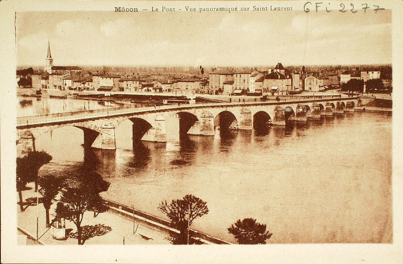 Mâcon. Le pont. Vue panoramique sur Saint-Laurent.