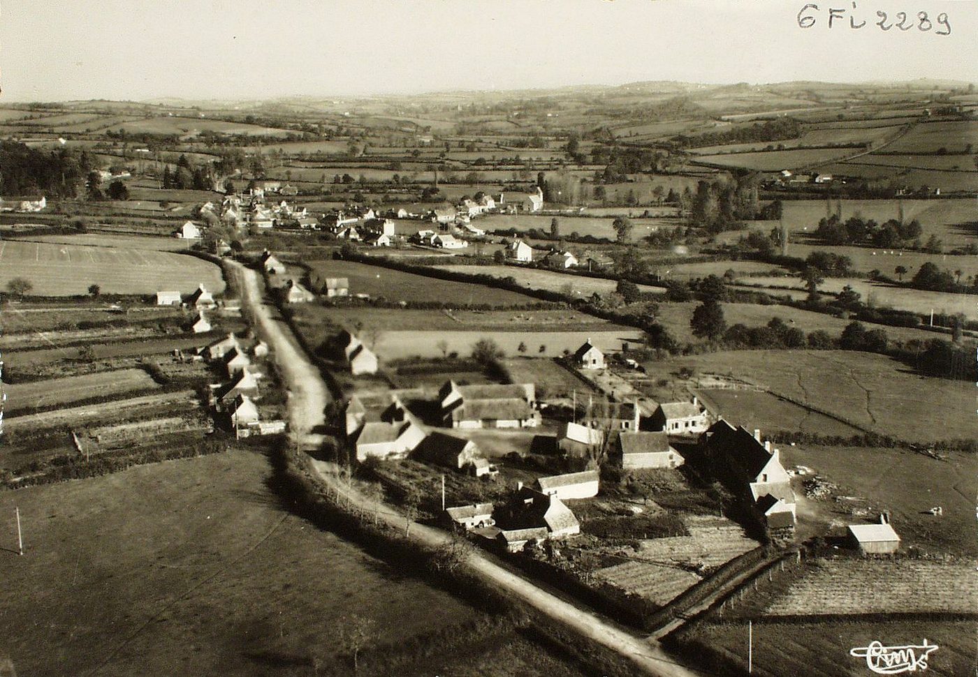 Maltat. Vue générale aérienne. Au 1er plan le Perrault. Au fond le bourg.